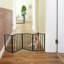 La barrière pour animaux de compagnie brune foncée - autoportante et pliable pour la maison offre une solution de contrôle pratique avec des escaliers pliants de teinte qui ajoutent une touche moderne à votre maison