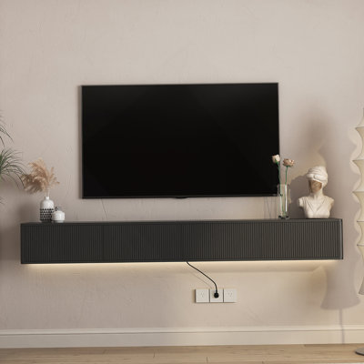 Meuble télé mural flottant avec éclairage DEL, prises électriques et grand espace de rangement. Étagère laquée lustrée pour salon. 16 DEL de couleur, 4 effets clignotants, 3 DEL standard, 2 ports, noir, profondeur 79,77 cm, hauteur 11,55 cm.