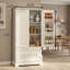 Armoire de cuisine avec 2 tablettes, 2 tiroirs et 6 portes latérales. Fermeture magnétique pour une durabilité accrue. Conception élégante qui s'adapte à divers espaces.