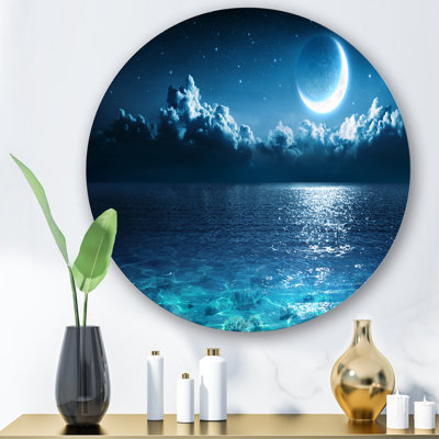 Lune romantique sur fond de mer bleu profond I - art mural nautique et côtier en cercle métallique