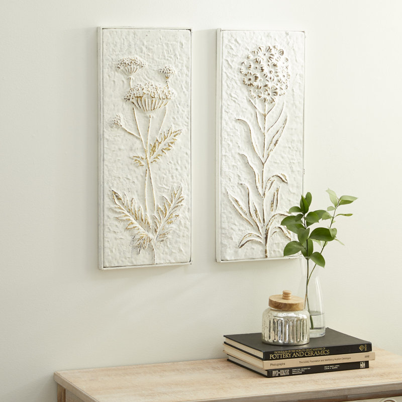 Décoration murale florale en métal avec détails dorés