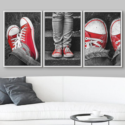 Chaussures murales rouges décoratives modernes grises