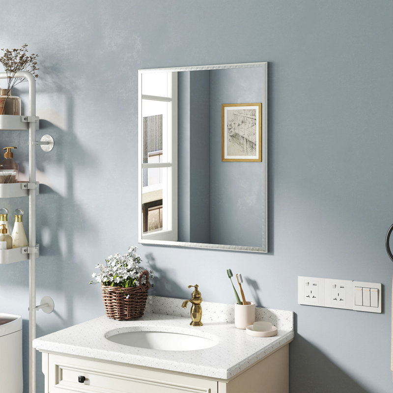 Réaménagez votre salle de bain avec ce miroir argenté en aluminium compact de 24 pouces!