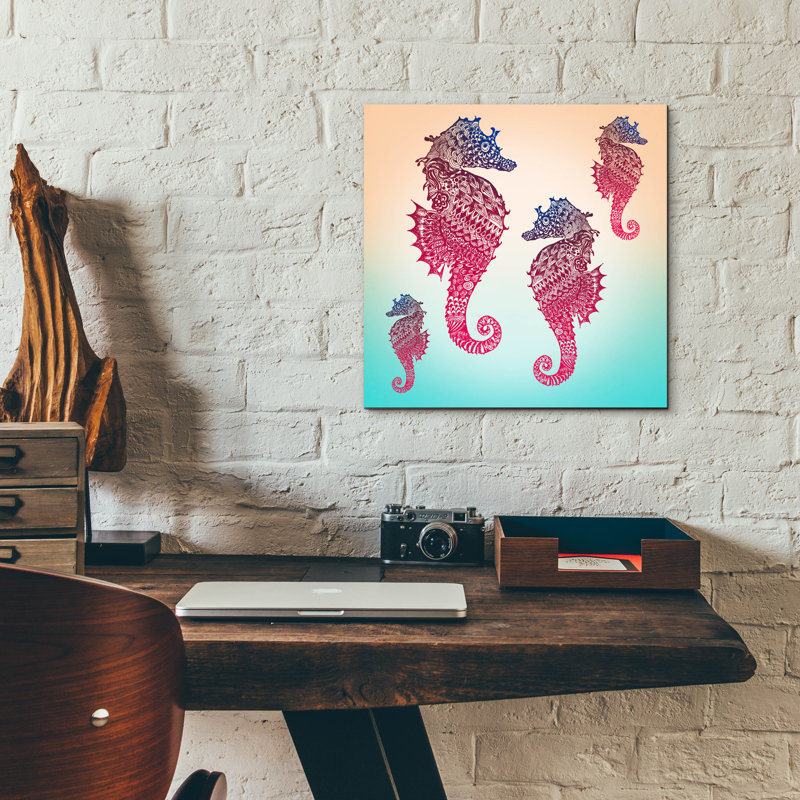 "Motif hippocampe" par Mark Ashkenazi, H 12 po x l 12 po x P 0,13 po