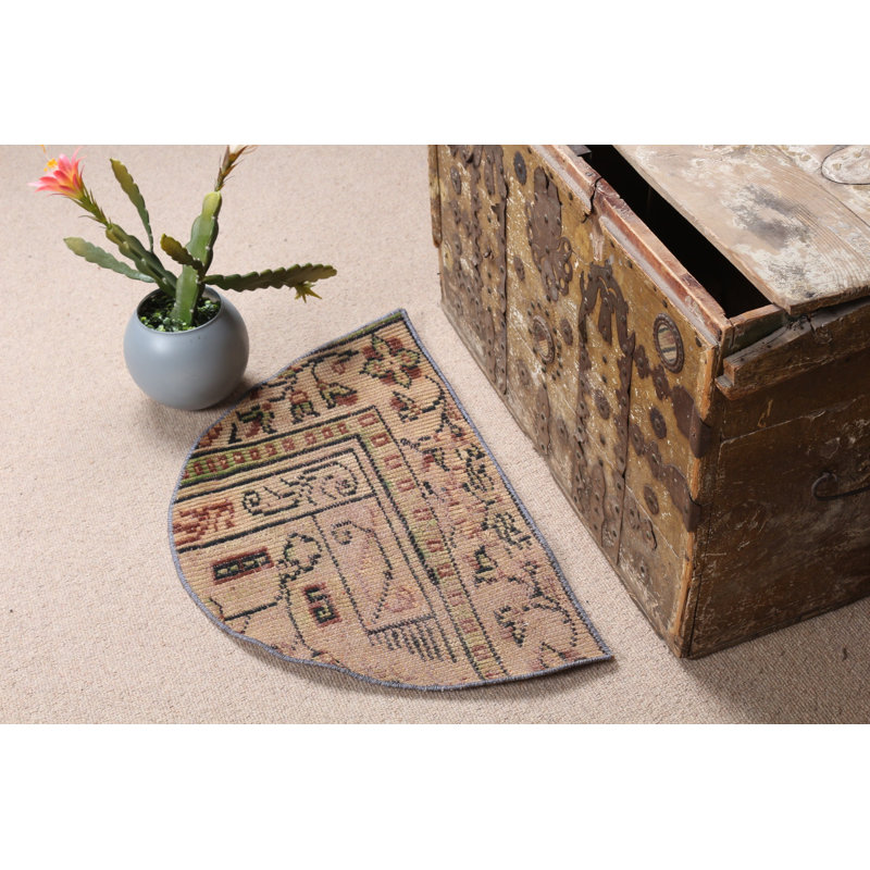 Découvrez le confort de ce tapis de porte en laine turque antique qui rehausse l'attrait de votre pièce