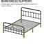 Cadre de lit double, métal noir, structure robuste et stable, rangement sous le lit, sans sommier, tête de lit haute, lignes épurées, matériau texturé, grand espace de rangement pour valises et effets personnels.