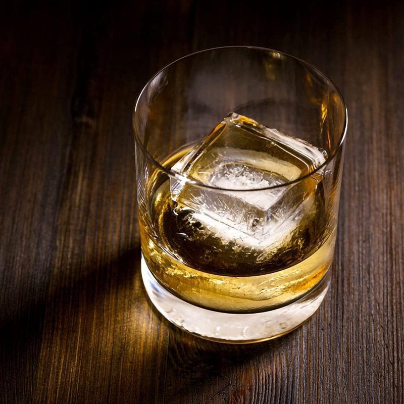 Large Ice Cube Trays With Lid,2 Pack Stackable Large Ice Cube Moulds Make 16 Big Square Ice Cubes,Easy Release Silicone Ice Cube Tray For Cocktails,Whiskey,Soups And Frozen Treats