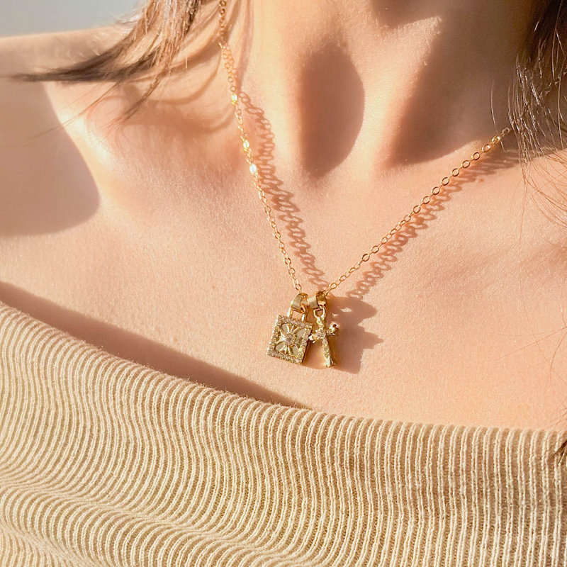 Accessoire de collier croix carrée dorée