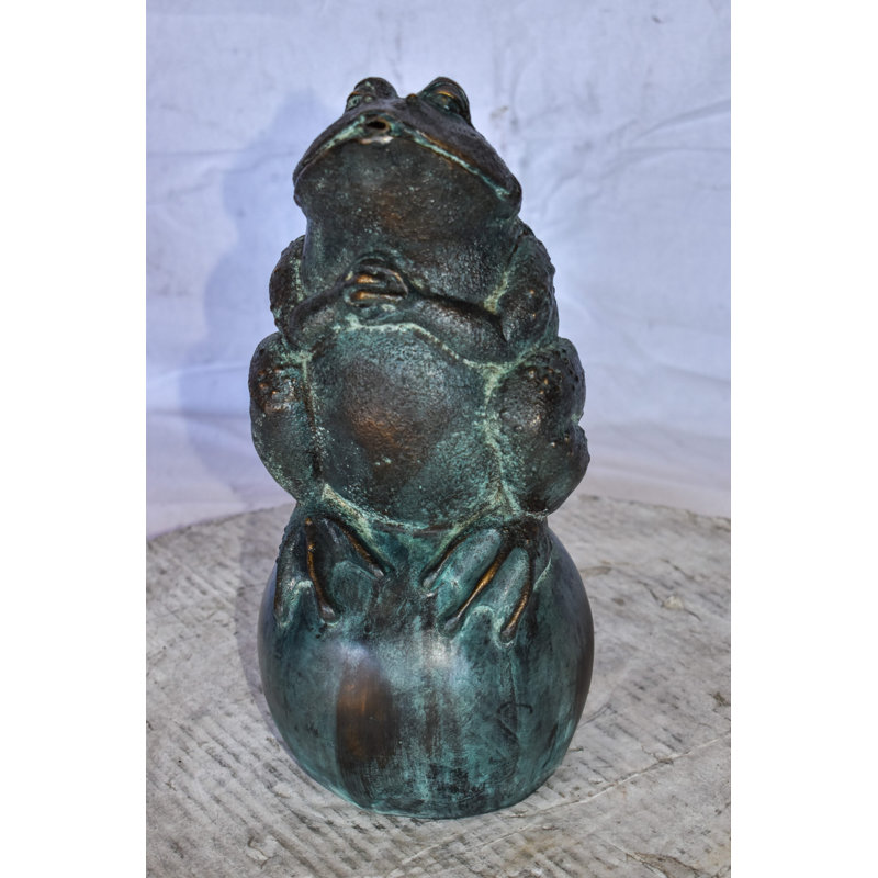 Fontaine en bronze à statue de grenouille avec patine verte Ernstine, taille: 6 po x 6 po x H 14 po