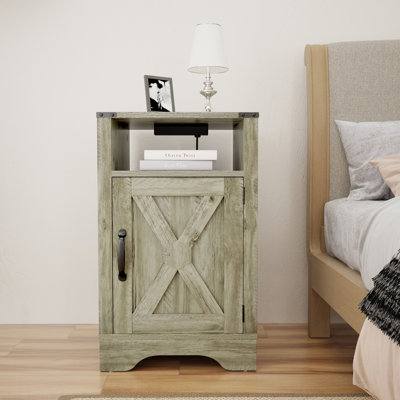 Table de chevet Farmhouse, table de bout rustique en bois avec prises électriques et station de charge pour un confort moderne