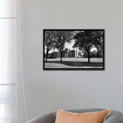 «1970s Campus of Emporia College in Kansas with Brick Buildings Nestled parmi des arbres», reproduction de photo sur toile tendue