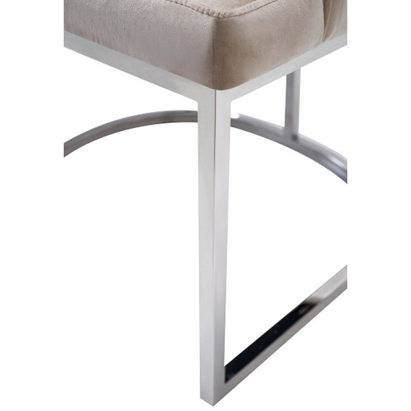 Ensemble de deux chaises d'appoint à oreilles capitonnées en velours beige et argent