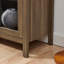 Une armoire de rangement arquée haute avec une lampe-892020589