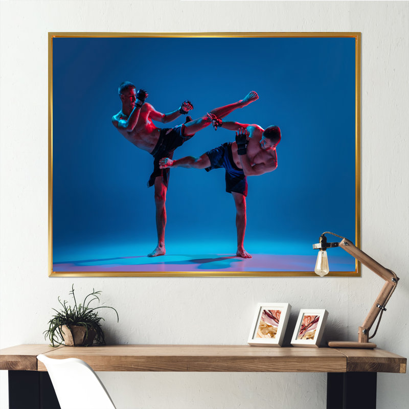 «Two Mma Fighters Boxing I» sur toile, Cadre flottant doré, H 24 po x l 32 po x P 1 po