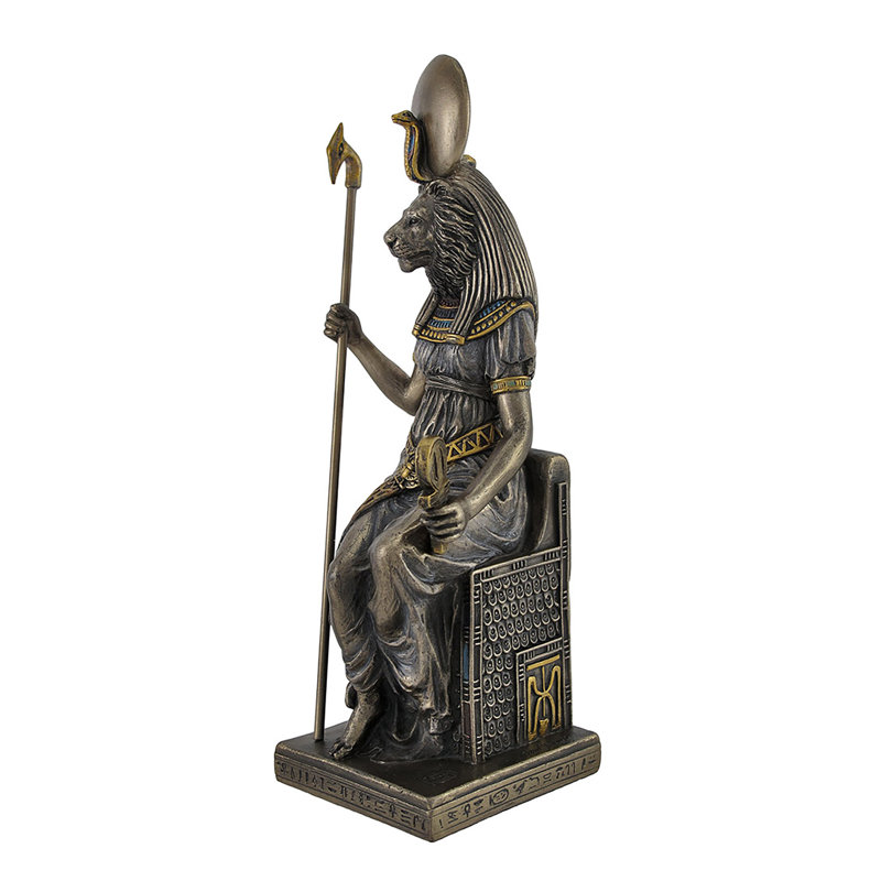 Statue de la déesse égyptienne Sekhmet assise sur un trône
