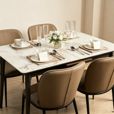 La plaque de roche peut être prolongée pour former une table à manger pour 6 à 8 personnes, une cuisine et un salon. Il peut être rapidement assemblé. Les matériaux sont la plaque de roche et la base en métal