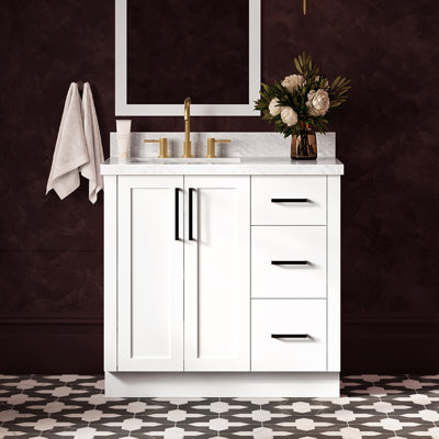 Meuble-lavabo rectangulaire simple de 94 cm (37 pouces) décalé vers la gauche, avec comptoir en marbre blanc de Carrare de 3,8 cm (1,5 pouce) d'épaisseur.