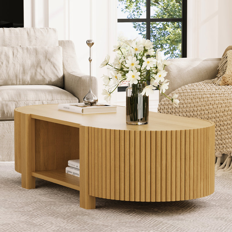Table basse ovale cannelée avec 1 tablette et 2 portes de rangement ouvertes