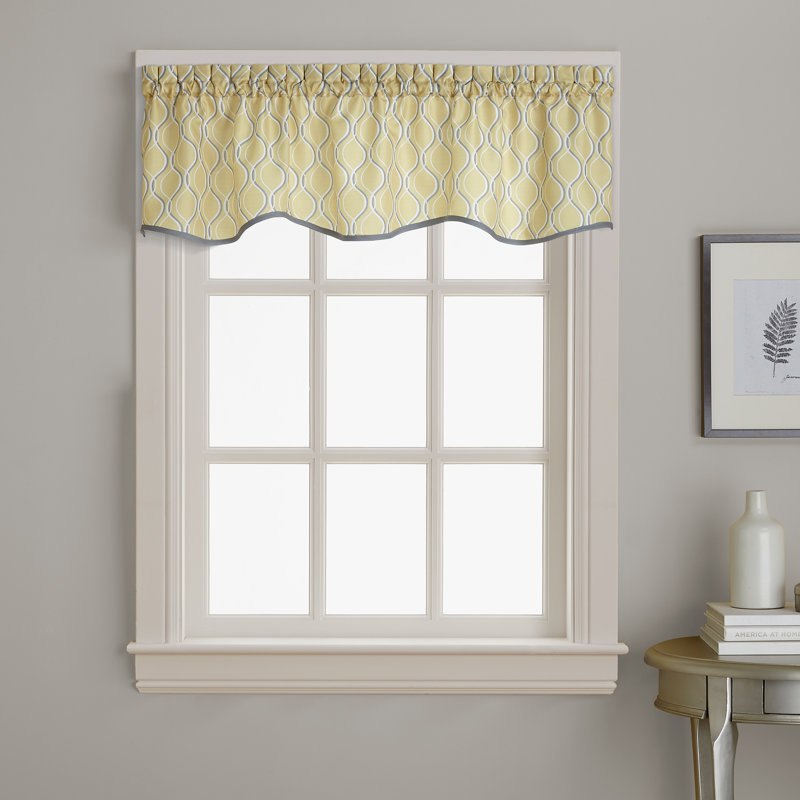 Nikalas Curtainworks Morocco Scallop Valance, Gold