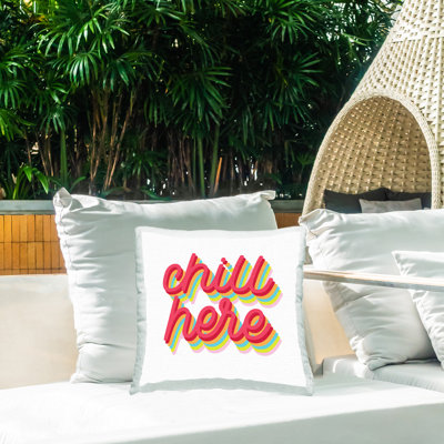 Coussin d'extérieur imprimé à rayures Chill Here par Lil 'Rue