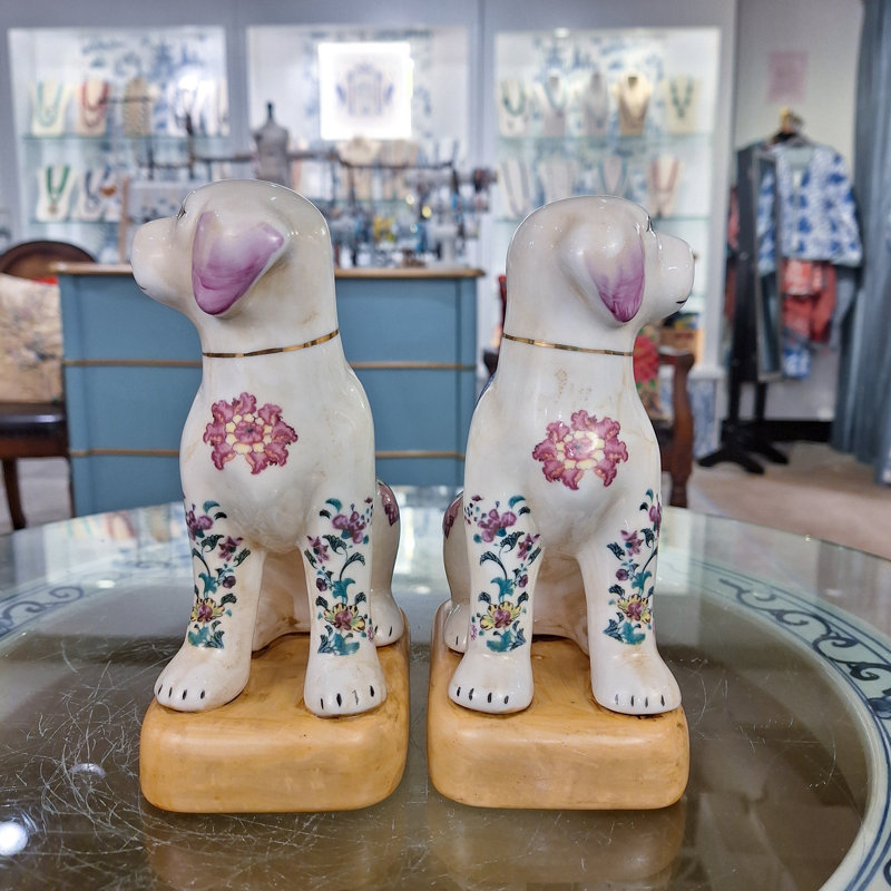 Paire de figurines chien en porcelaine feuille de tabac