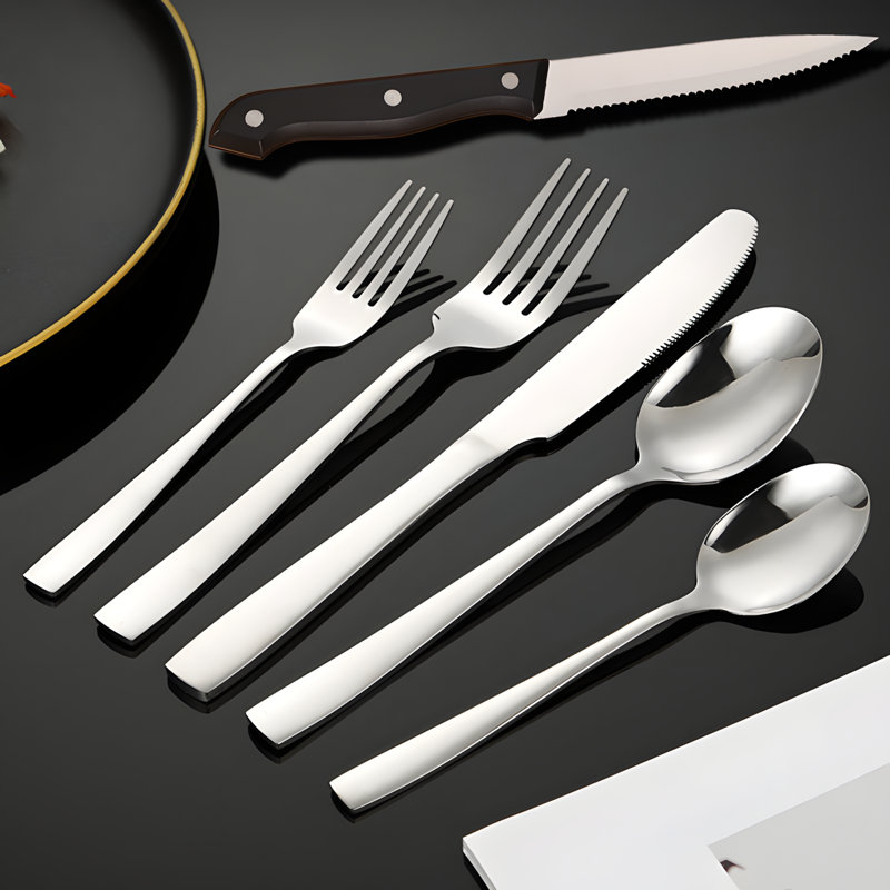 Ensemble de couverts 24 pièces en acier inoxydable avec fourchettes, couteaux et cuillères plaqués or pour un repas élégant
