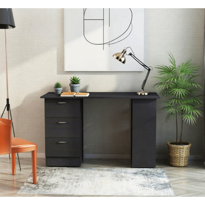 Table de travail moderne avec bureau d'ordinateur