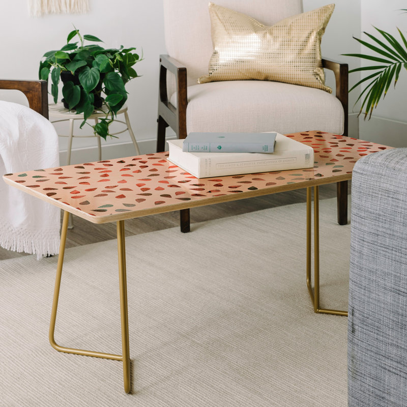 Table basse avec pétales de rose doux