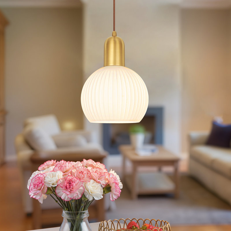 Luminaire suspendu en forme de globe Mid-Century moderne avec abat-jour en verre nervuré à rayures blanches, finition laiton brossé doré, lumière suspendue réglable pour îlot de cuisine, salle à manger, salle de bain et couloir