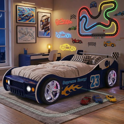 Lit Annjeanette pour enfant, en forme de voiture de course, avec roues lumineuses DEL, tête de lit bleue en forme de voiture et cadre de lit en bois.