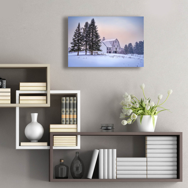 Art mural en verre Latitude Run® «Winter At The Barn» par Rick Berk, H 16 po x l 24 po x P 0,2 cm