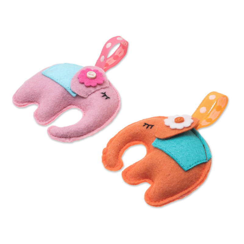 Figurine suspendue feutre sieste éléphants