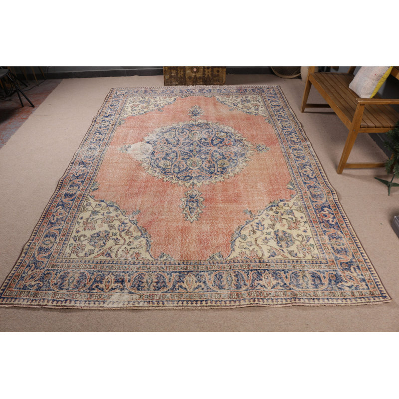 Tapis turc rétro offrant une touche d'élégance au décor de votre salon