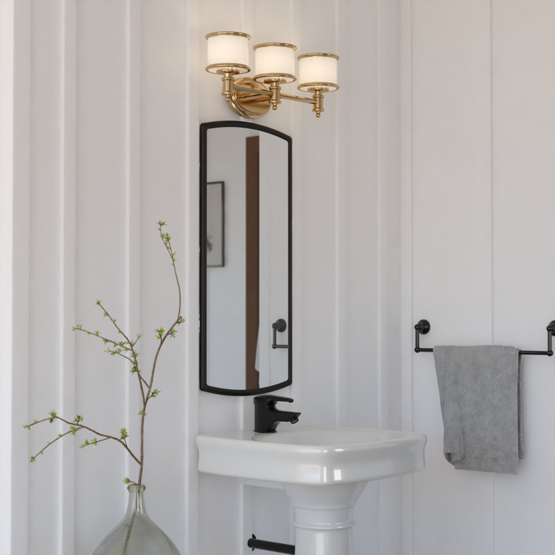 Luminaire de salle de bain traditionnel en laiton naturel doré à 3 lumières de 22 po de largeur Newberry, abat-jour en verre opale givré blanc, à intensité variable, compatible avec DEL, fixation murale réversible au-dessus du miroir