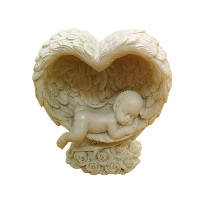 Statue de bébé à l’intérieur des ailes cardiaques Anni