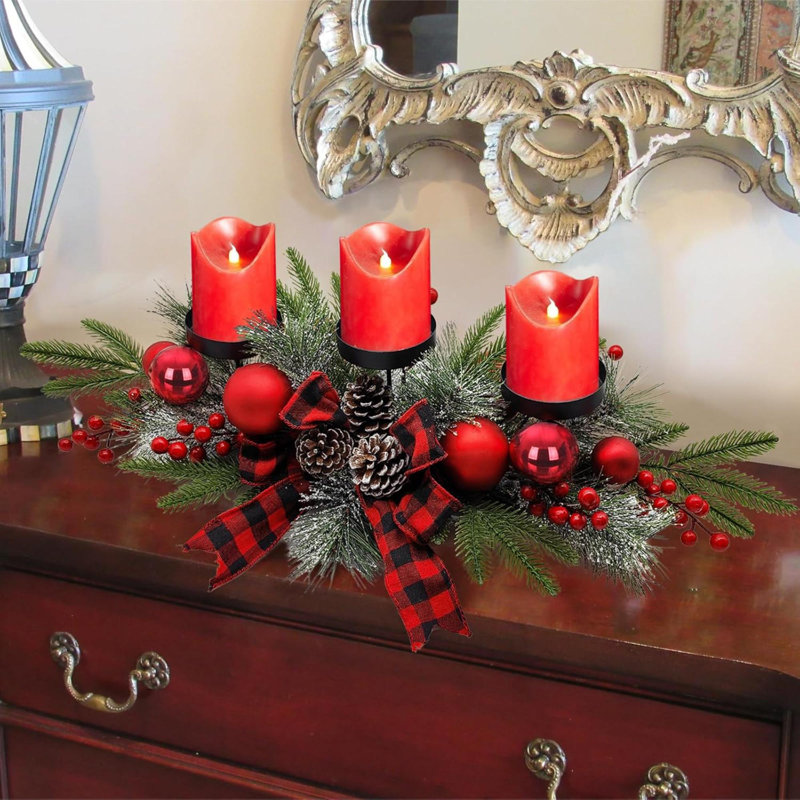 Décorations de centre de table de Noël, décorées avec des boules dorées, des baies artificielles et des pommes de pin pour la table de salle à manger