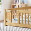 Lit double sur pied avec barrières de sécurité et porte pour enfants, naturel