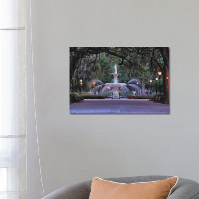 Vue de la fontaine du parc Forsyth à travers la mousse de chêne drapée par George Oze - photographie sur toile tendue