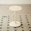 Quelques petites tables mobiles aux bords crème, une petite table basse simple et luxueuse et quelques tables de chevet en bois dans la chambre à coucher.