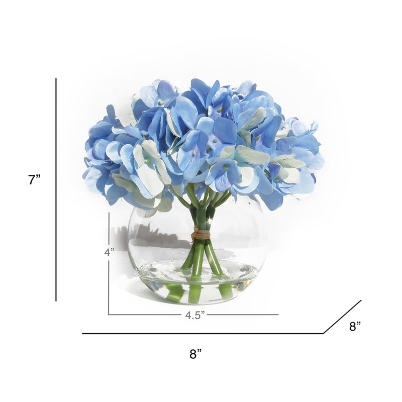 Centres d'hortensias dans un vase, Bleu clair