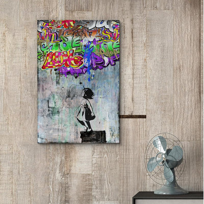 Petite fille étiquetant Banksy sur toile