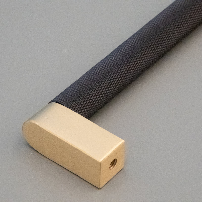 Poignée barre noire et laiton moletée, 3.78"
