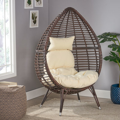 Chaise de patio en forme de goutte d'eau avec coussins beige, motif abstrait en maille, métal et résine, l 38,8 po x P 33,35 po, H 60,7 po, assemblage requis
