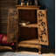 Armoire de véranda sculptée en bois massif