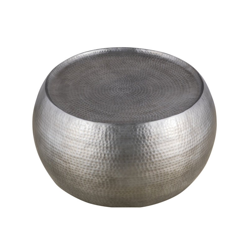 Table basse ronde de 81 cm (32 pouces) en aluminium, fini argent antique martelé à la main, idéale pour agencer votre salon et décorer votre intérieur.