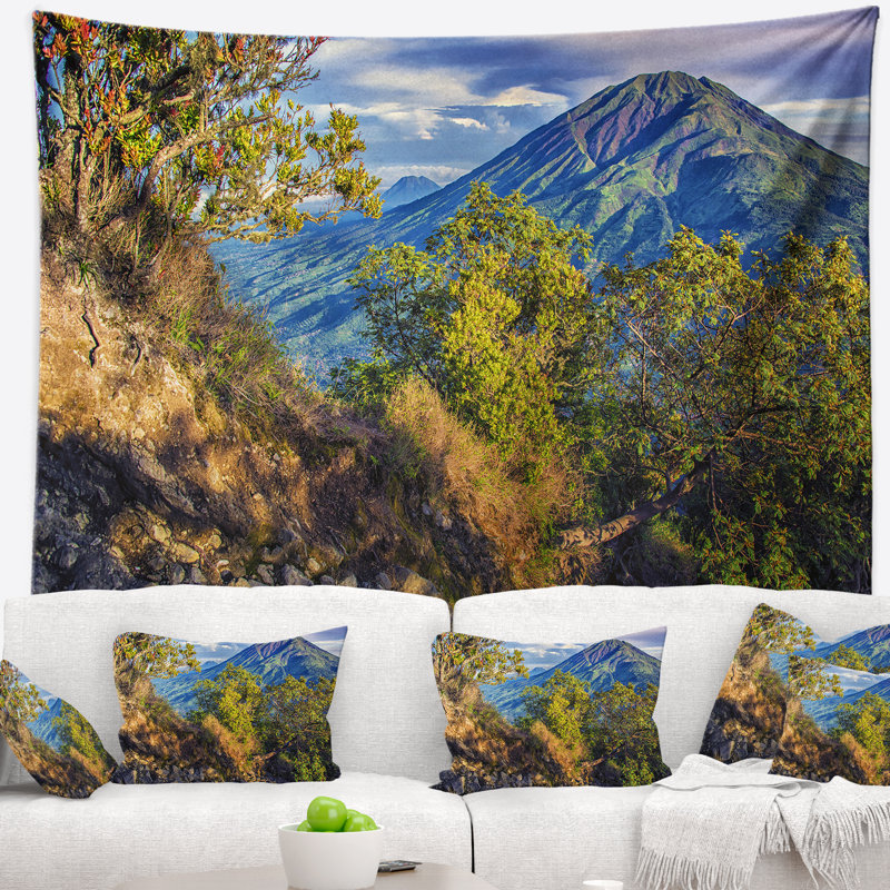 Paysage, volcan Merbabu en tapisserie Java, H 68 po x l 80 po