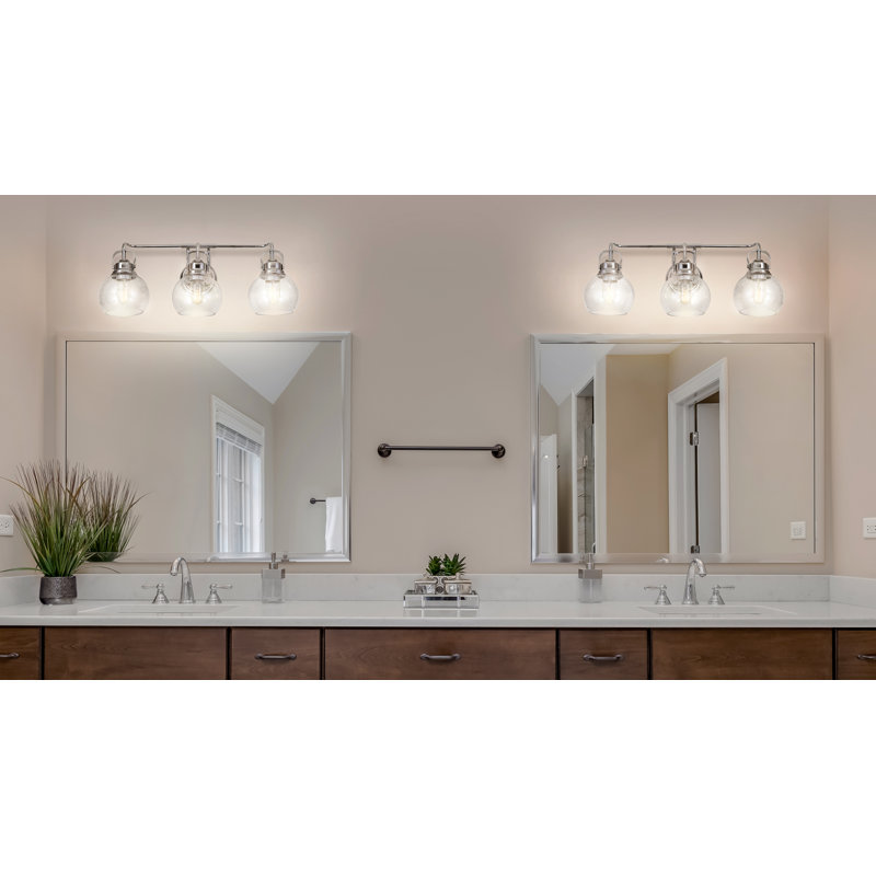 Éclairage pour meuble-lavabo en métal / verre bullé Gilbertson, Trois lumières, Chrome chrome