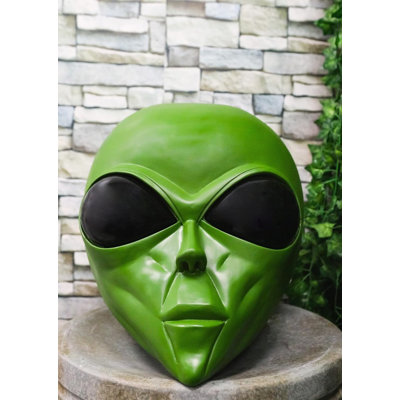 Statue de tête de crâne extraterrestre surdimensionnée et extraterrestre verte