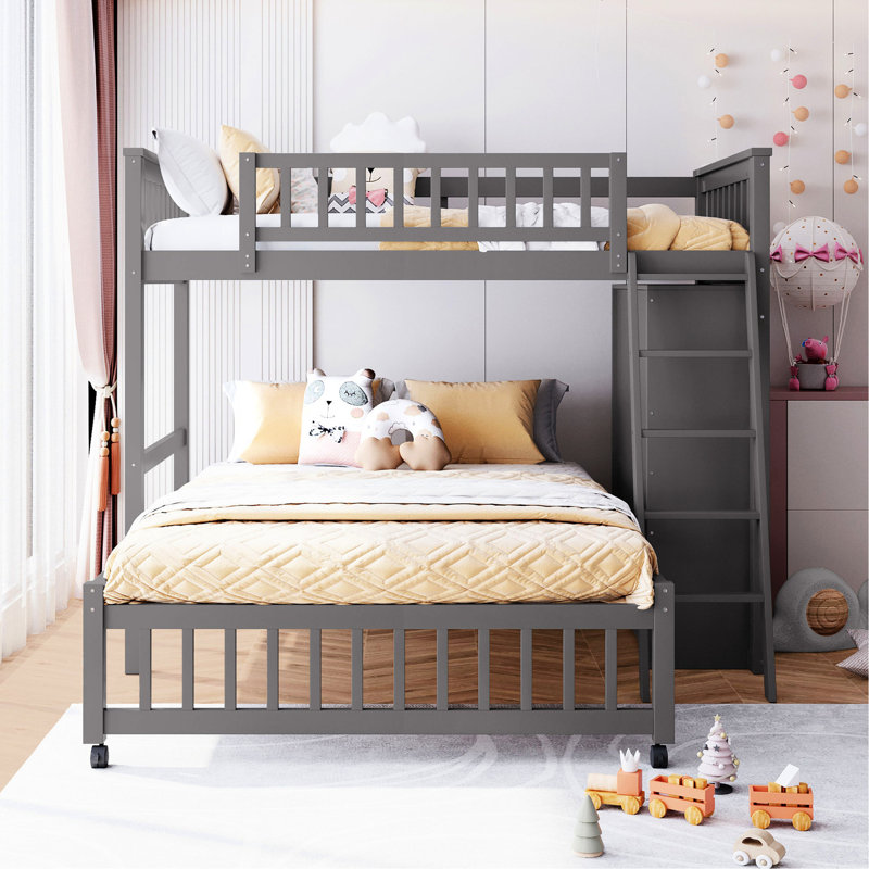 Lit superposé simple en bois au-dessus d'un lit double gris avec six armoires à tiroirs et des tiroirs à tablettes flexibles