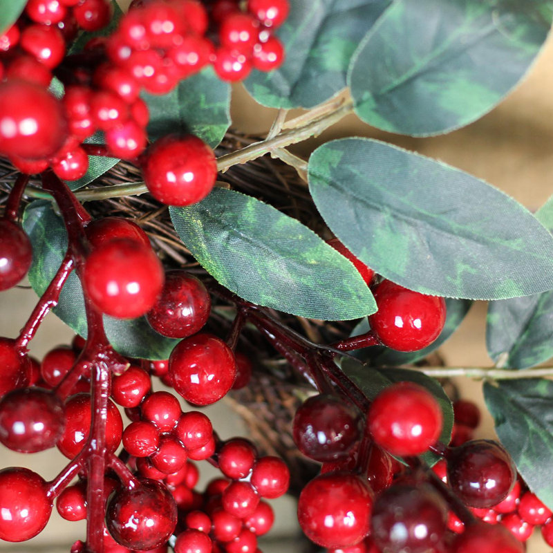 Couronne de Noël artificielle à baies rouges et feuilles vertes bicolores - non éclairée 18 pouces
